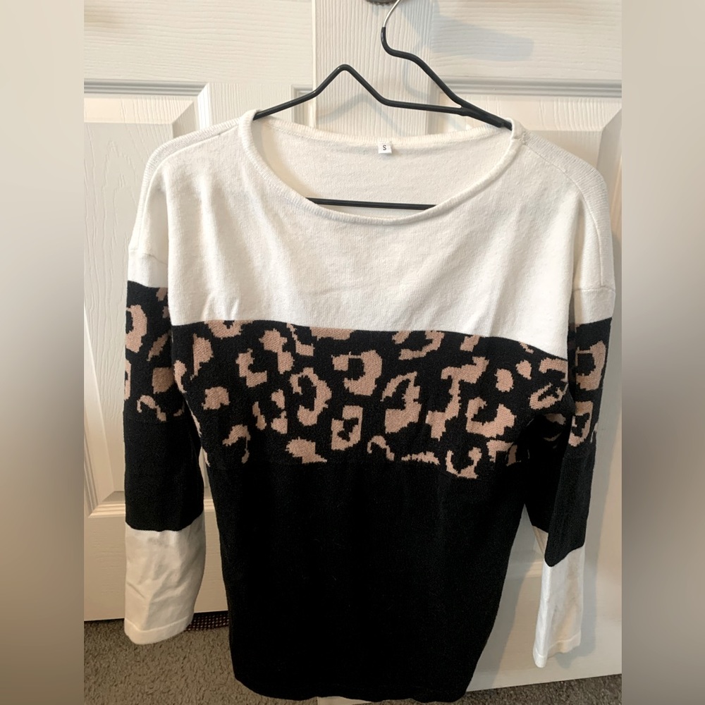 🔥5/$30 Black, White, and Leopard Print Sweater